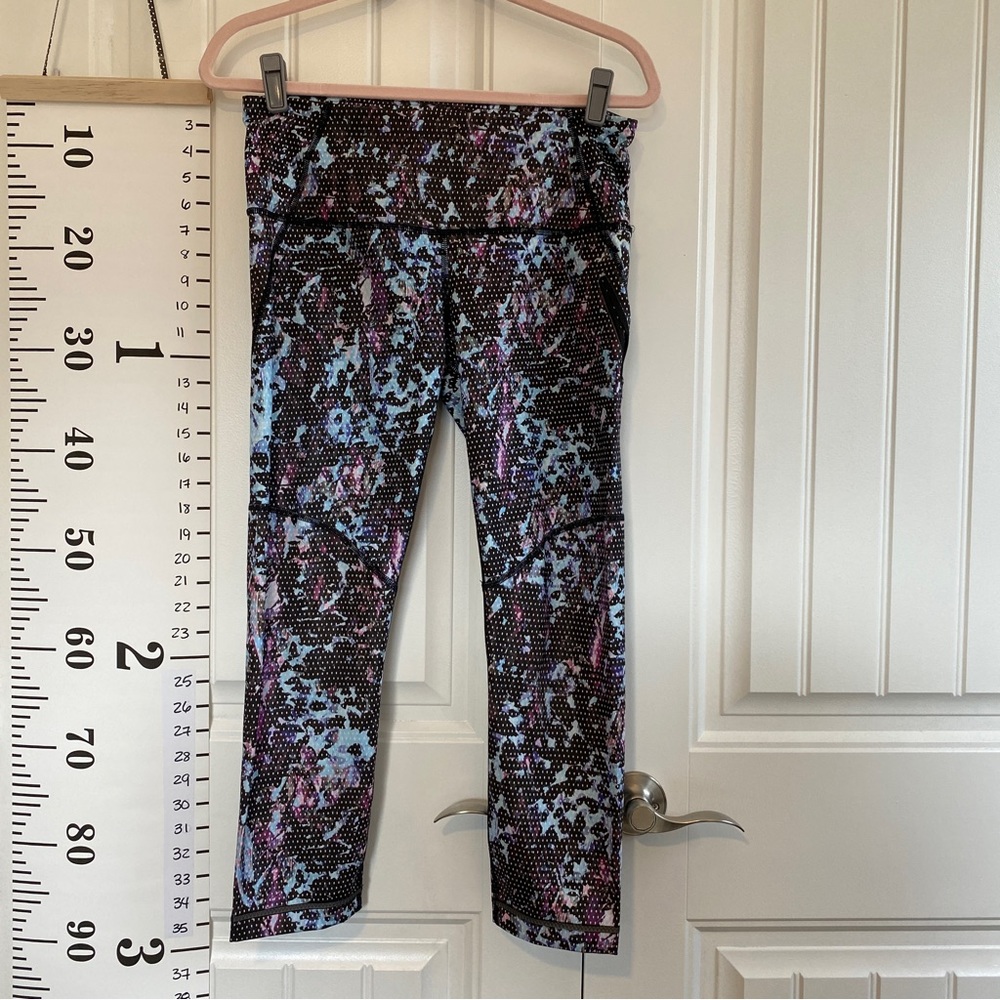 Lululemon patterned High-Rise Crop 21” EUC 8